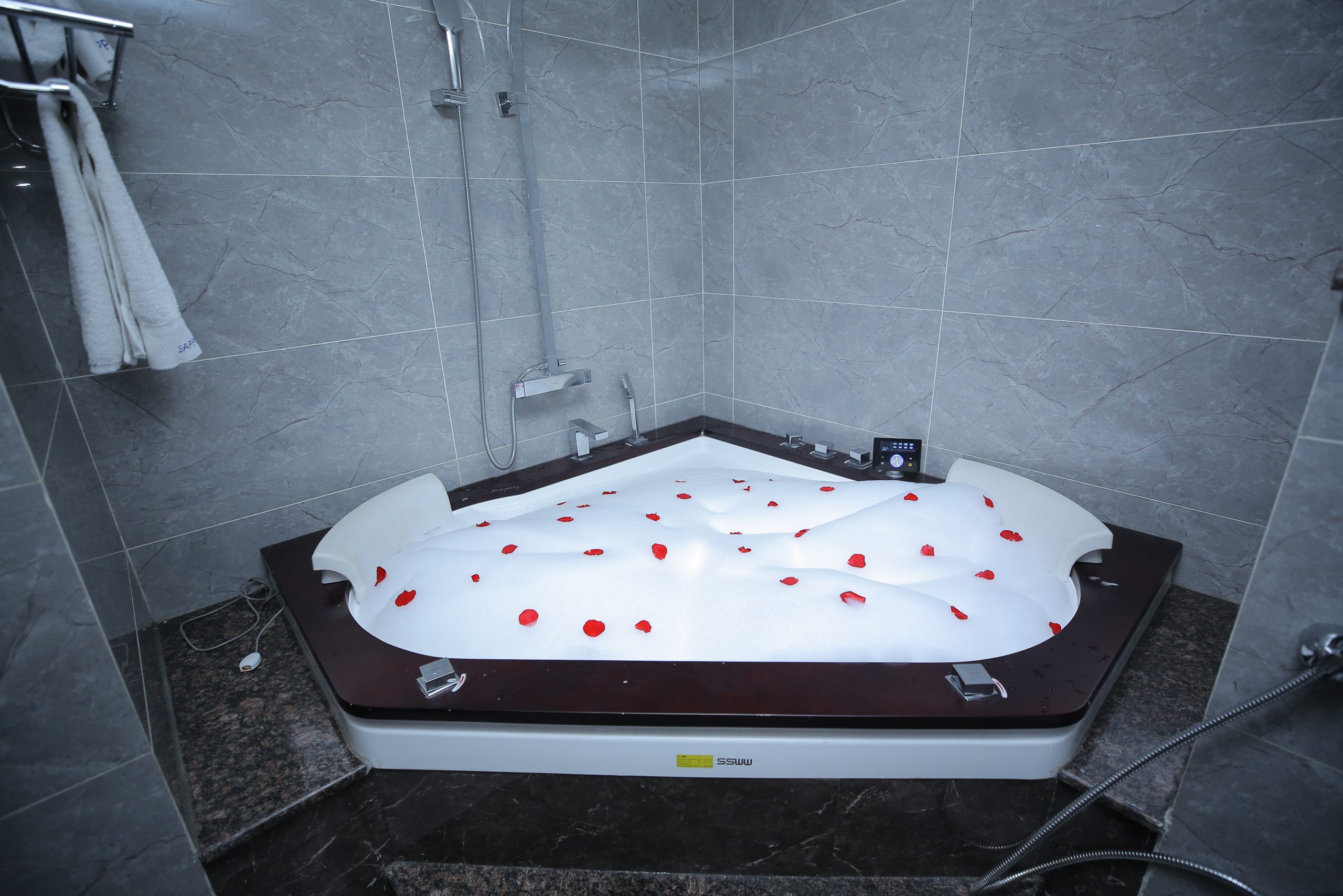 Sapphire Addis Hotel: Spa bath
