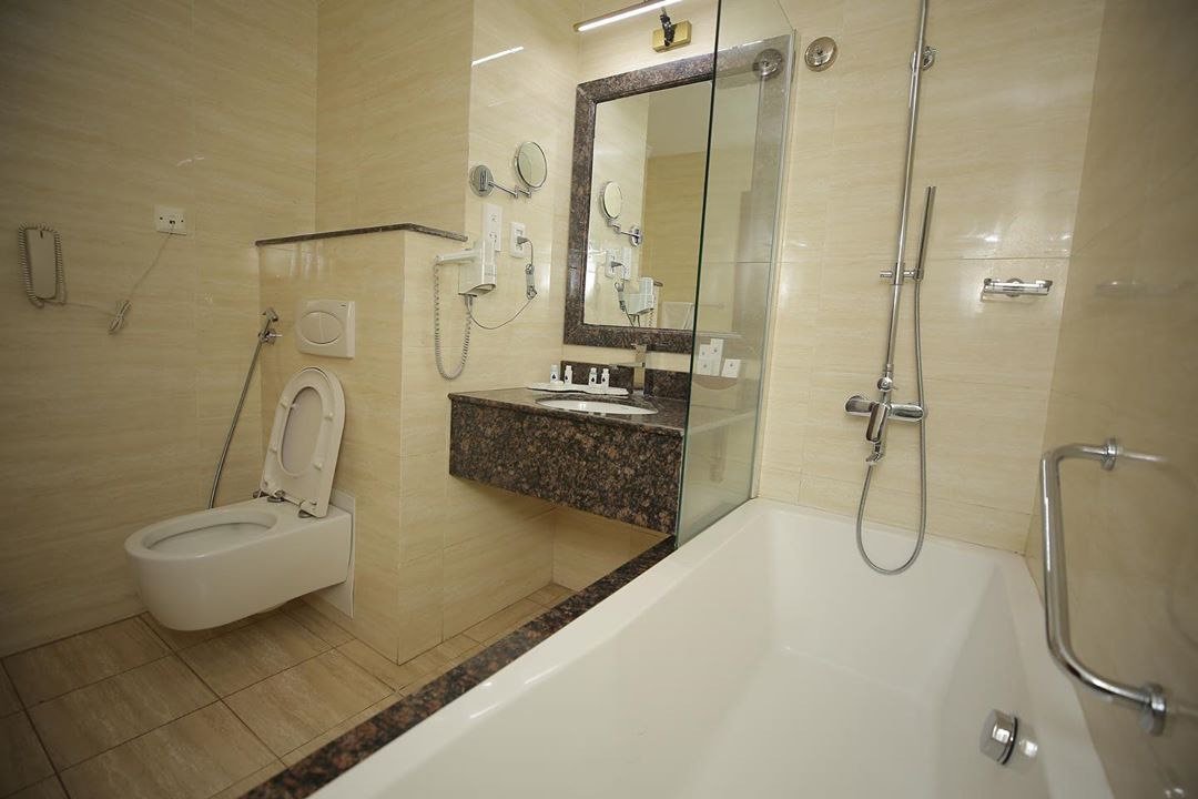 Sapphire Addis Hotel: Bathroom