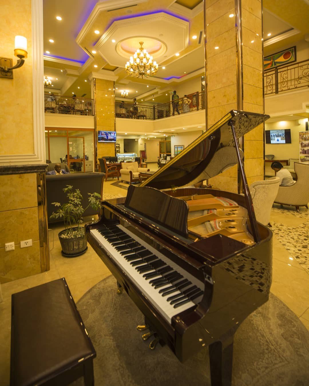 Sapphire Addis Hotel: Lobby piano